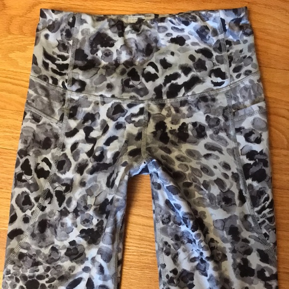 C9 CHAMPION Black Gray LEOPARD Animal Print Cropped Leggings Sz Small - Picture 8 of 16